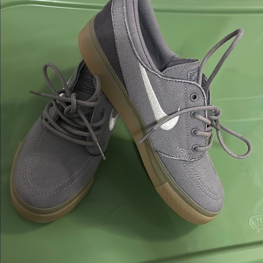 Nike boys Gray Skate Shoes size 5